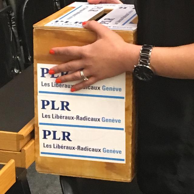 Une urne du PLR genevois. [RTSinfo - Pauline Turuban]