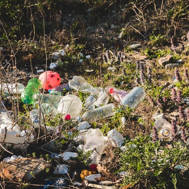 Des déchets abandonnés en montagne s'accumulent. [Depositphotos - TumanaNet]