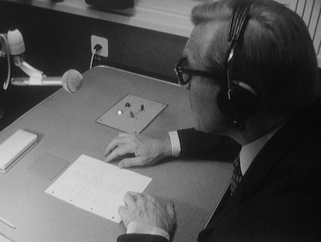 Journaliste effectuant un commentaire en direct, 1969 [RTS]