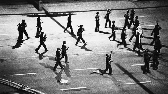 Des soldats dans les rues de Pékin le 5 juin 1989. [AP Photo/Keystone]