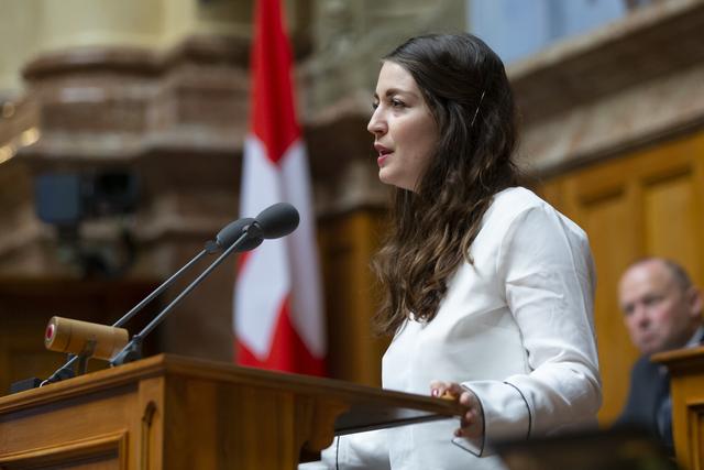 La nouvelle élue vaudoise Leonore Porchet (Verts-VD) au micro du National le 12 décembre dernier [Keystone - Peter Klaunzer]