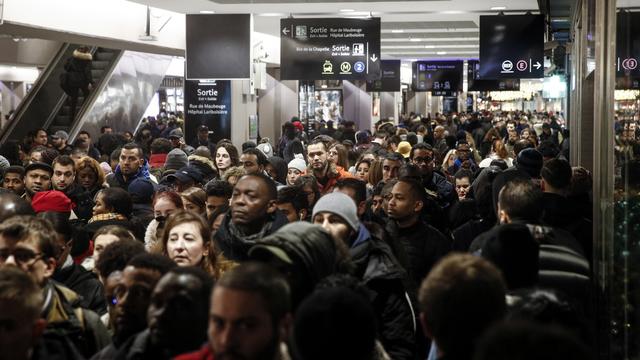 Pagaille ce lundi à la Gare du Nord à Paris. [Keystone - EPA/Yoan Valat]