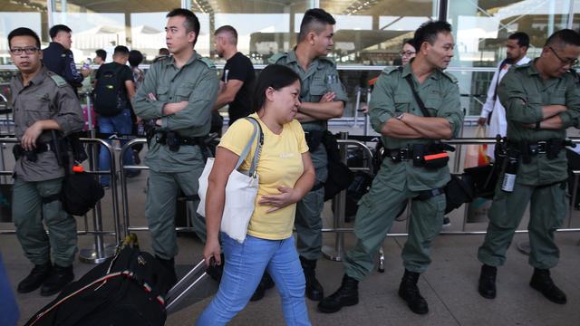 Des gardes de sécurité contrôlent les accès à l'aéroport international de Hong Kong. [Keystone - Jerome Favre]