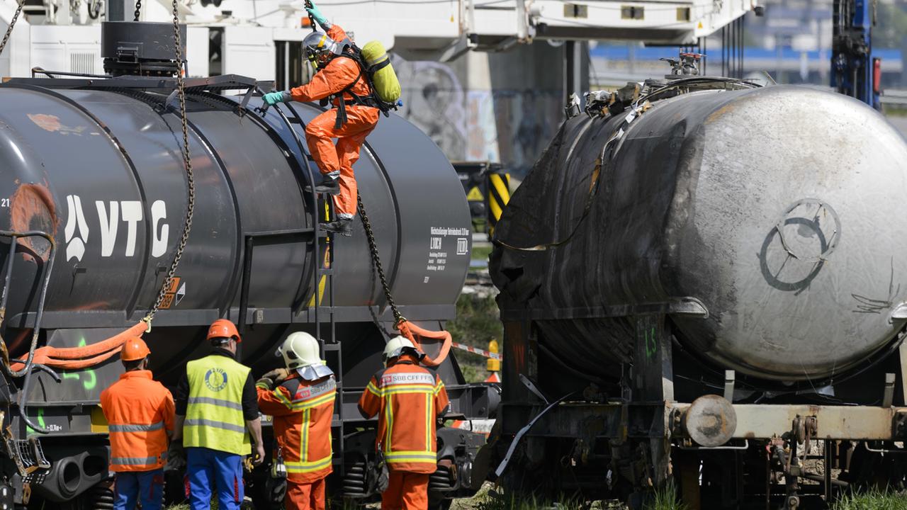 Vingt-cinq tonnes d'acide sulfurique s'étaient déversées dans le sol suite à un déraillement d'un convoi de marchandises à Daillens, le 29 avril 2015. [Keystone - Laurent Gillieron]