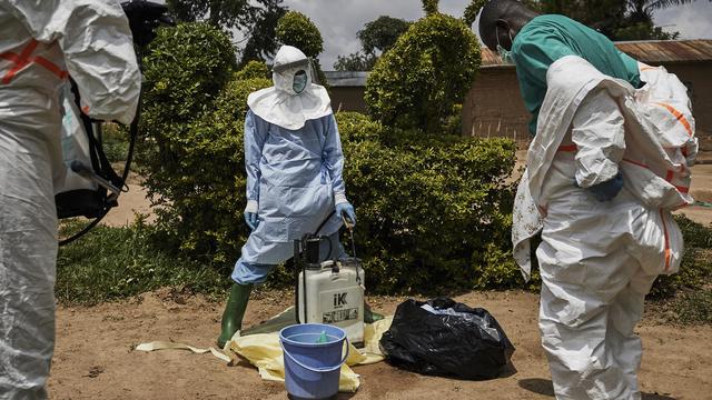 Une équipe médicale désinfecte l'habitation d'un patient, transféré dans un centre de traitement Ebola au Nord-Kivu. [EPA/Keystone - Hugh Kinsella Cunningham]