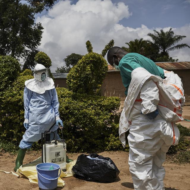 Une équipe médicale désinfecte l'habitation d'un patient, transféré dans un centre de traitement Ebola au Nord-Kivu. [EPA/Keystone - Hugh Kinsella Cunningham]