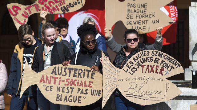 Une large coalition d'étudiants, de partis et de syndicats était réunie le 1er avril devant le château cantonal de Neuchâtel, en opposition au doublement des frais d'écolage. [Keystone - Laurent Gillieron]