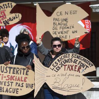 Une large coalition d'étudiants, de partis et de syndicats était réunie le 1er avril devant le château cantonal de Neuchâtel, en opposition au doublement des frais d'écolage. [Keystone - Laurent Gillieron]