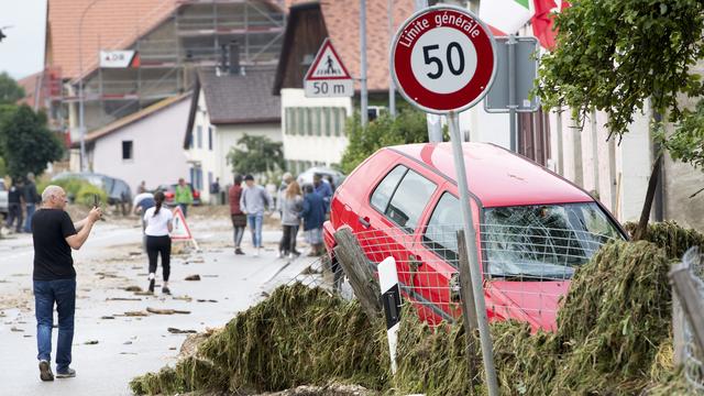 La vague générée par les orages a tout emporté sur son passage. [Keystone - Laurent Gillieron]