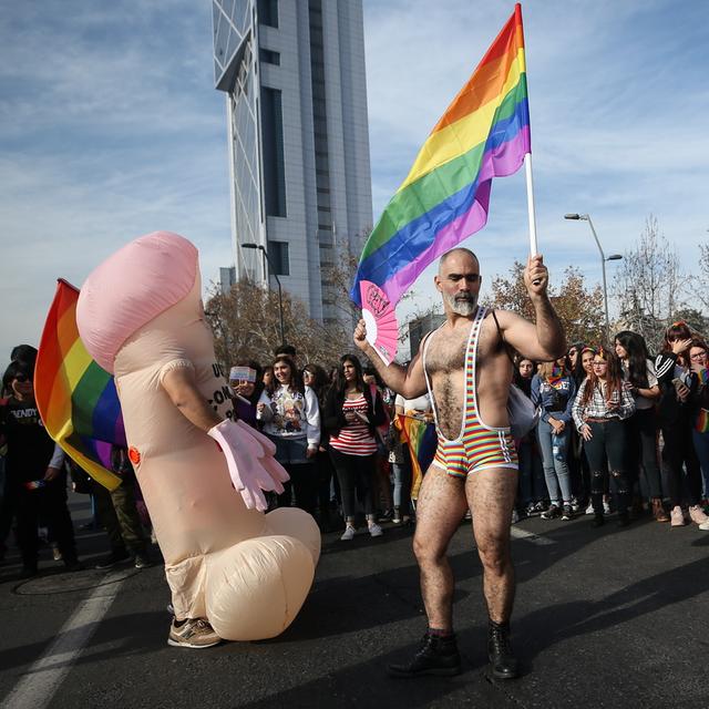 Des participants de la LGBT pride du 22 juin à Santiago, au Chili. [EPA/Keystone - Alberto Valdes]