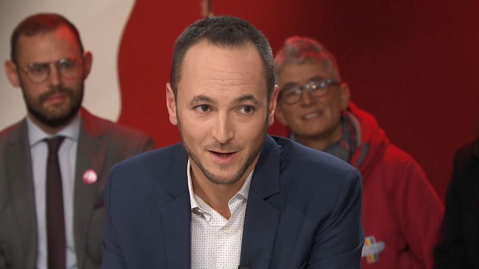 Mathias Reynard sur le plateau d'Infrarouge.