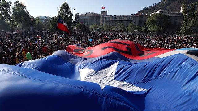 Une image d'une manifestation à Santiago, au Chili, le 24 octobre 2019. [Keystone - EPA/Alberto Valdes]