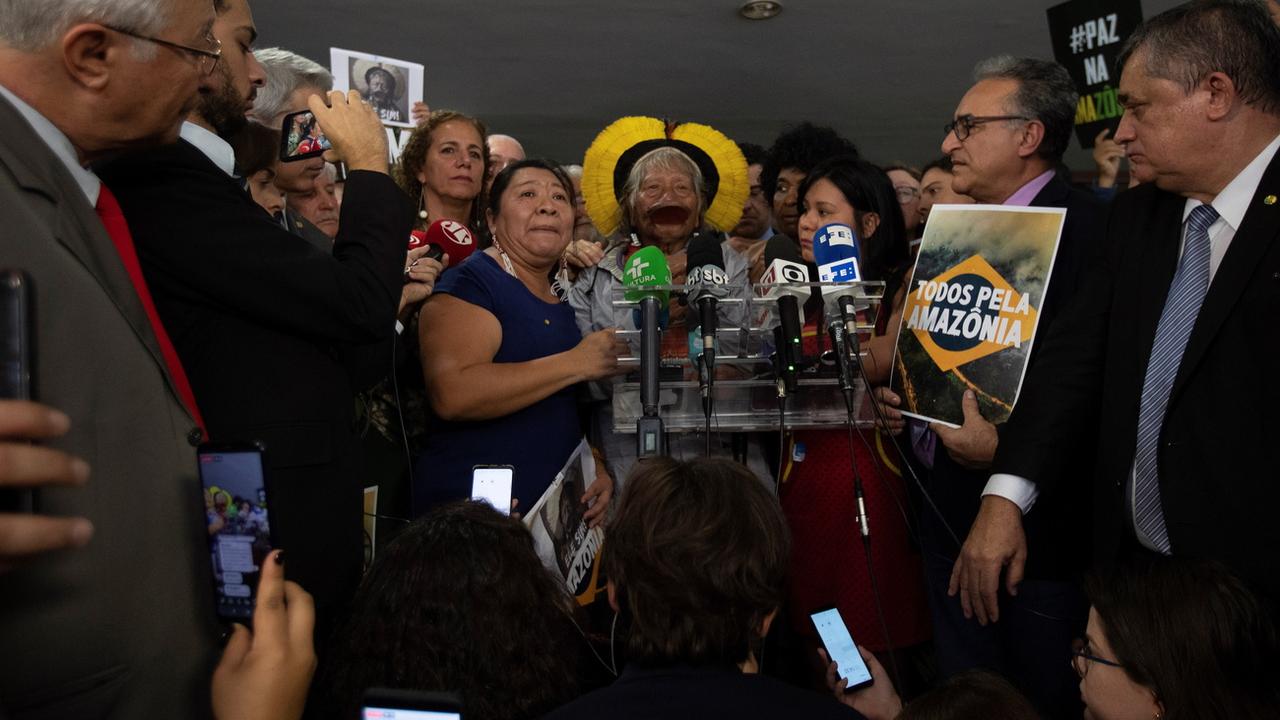 Le chef amérindien Raoni entouré de ses soutiens lors d'une conférence de presse à Brasilia, le 25 septembre. [EPA - Joedson Alves]