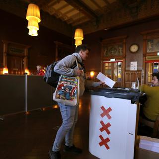 Début du scrutin européen avec l'ouverture des bureaux aux Pays-Bas. [Reuters - Eva Plevier]