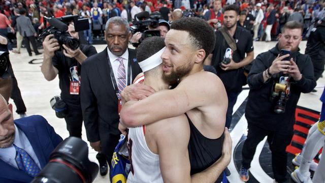 Accolade de fin de série entre les frères Curry: Stephen (à droite) et Seth, qui était dans le camp d'en face. [Craig Mitchelldyer]