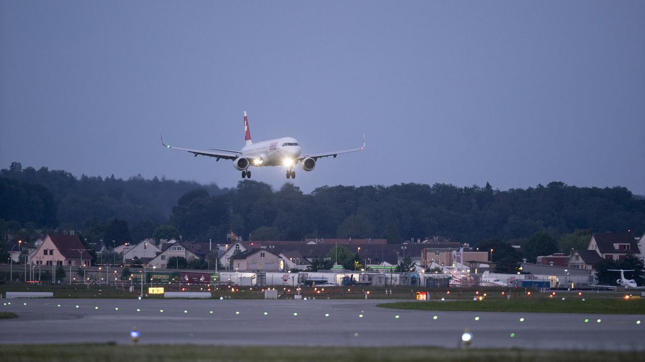 Un avion se posant à l'aéroport de Zurich. [Keystone - Gaetan Bally]