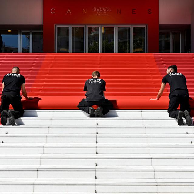 Le staff du Palais des Festivals et Congrès de Cannes installe le tapis rouge. [AFP - Mustafa Yalcin/anadolu Agency]