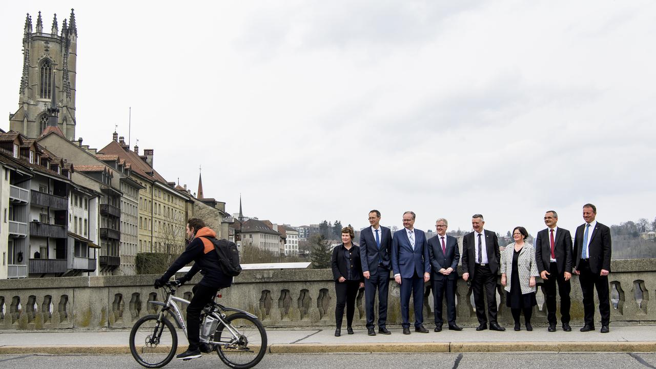 Séance photo pour le Conseil d'Etat fribourgeois au grand complet en 2018. [Keystone - Jean-Christophe Bott]