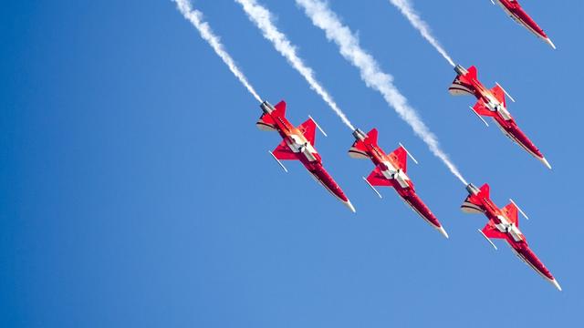 À l'occasion du centenaire de la mort du pionnier de l'aviation suisse Oskar Bider, la Patrouille suisse a survolé le mauvais village. [Keystone - Sigi Tischler]