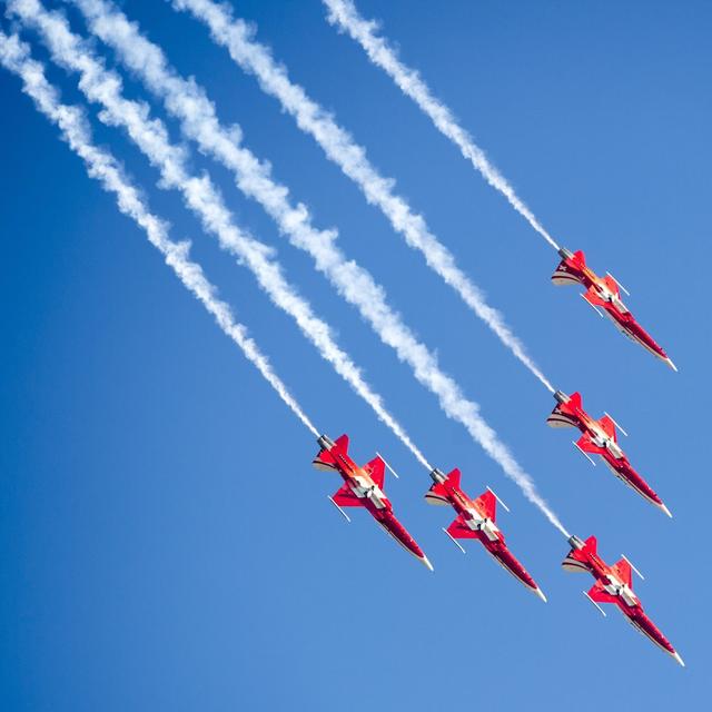 À l'occasion du centenaire de la mort du pionnier de l'aviation suisse Oskar Bider, la Patrouille suisse a survolé le mauvais village. [Keystone - Sigi Tischler]