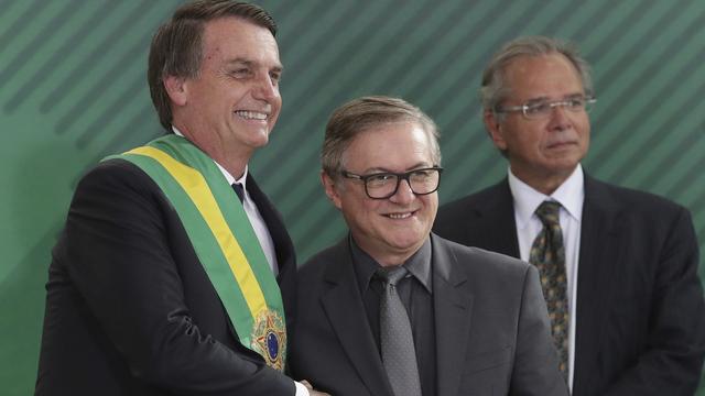 Jair Bolsonaro, (à gauche) avec Ricardo Vélez Rodriguez lors de la cérémonie de prestation de serment à Brasilia, le 1er janvier 2019.