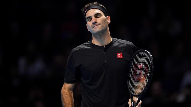 Roger Federer grimace. Il n'a jamais trouvé son rythme face à Dominic Thiem. Son Masters se complique déjà. [Reuters - Tony O'Brien]