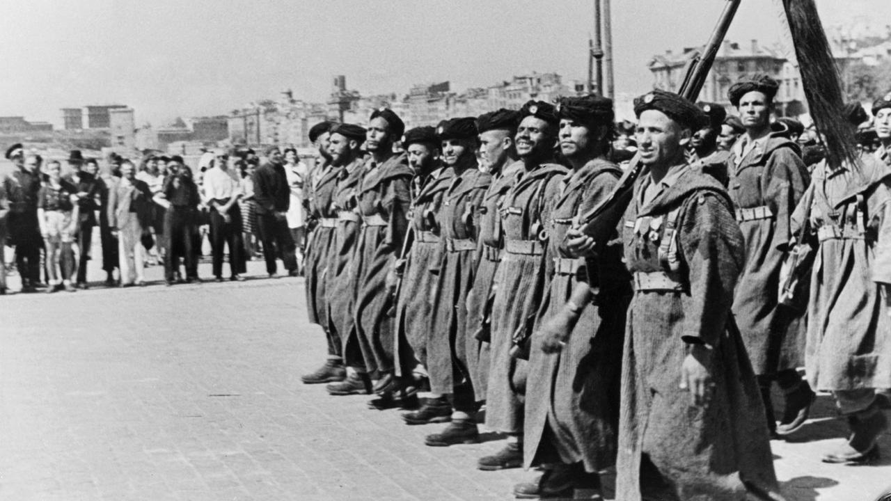 Photo d'archive du 31 août 1944 montrant des soldats algériens entrer dans la ville de Marseille, en France, quelques jours après le débarquement de Provence. [AFP]
