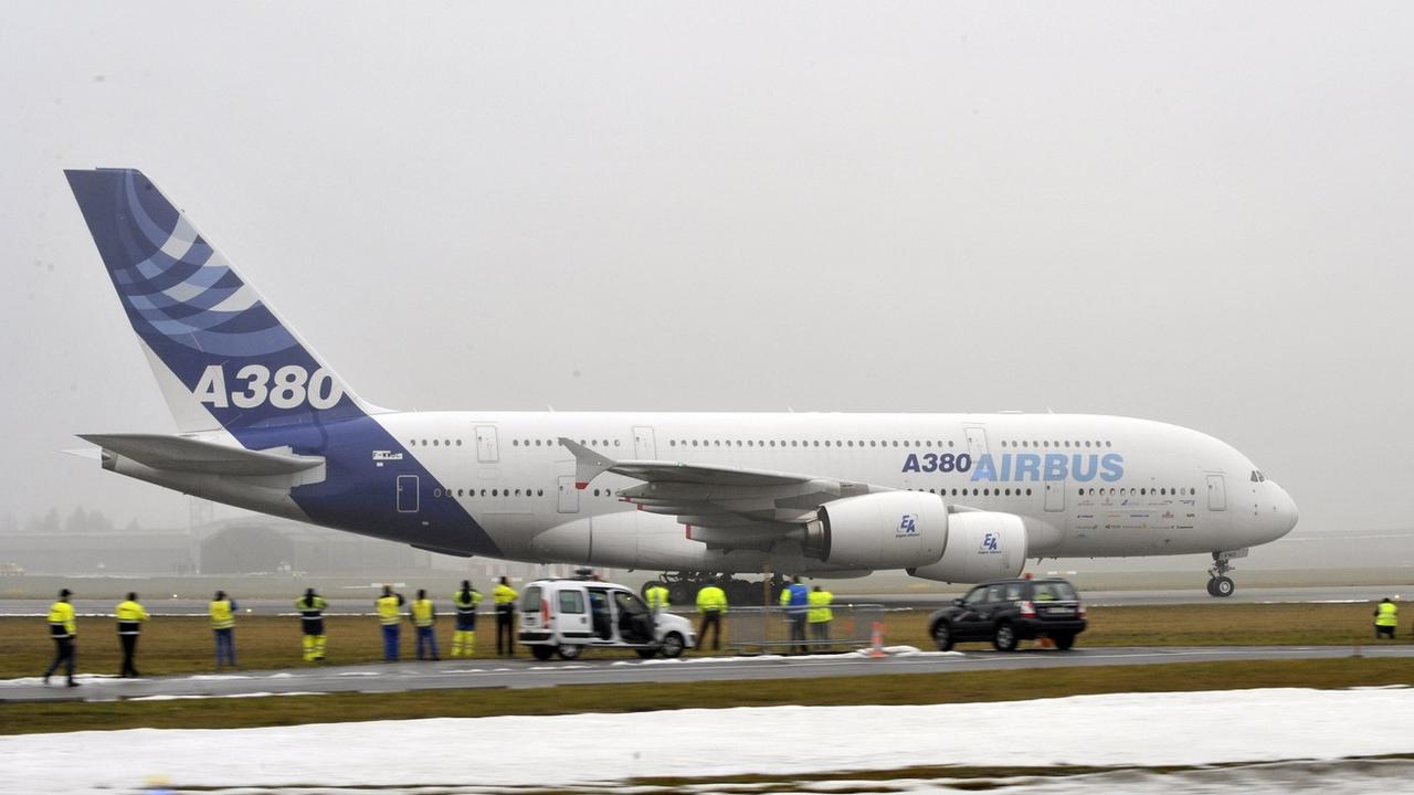 Un Airbus A 380 sur le tarmac à Genève. [Keystone - Martial Trezzini]