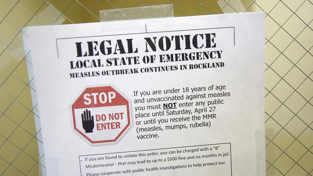 Une affiche met en garde les personnes non vaccinées contre la rougeole dans le comté voisin de Rockland. [Keystone - AP Photo/Seth Wenig]