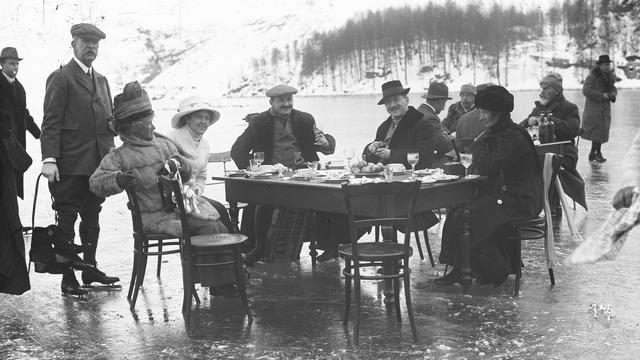 Pique-nique sur la glace à Saint-Moritz. Fin du XIXe - début du XXe siècle. [Musée national suisse]