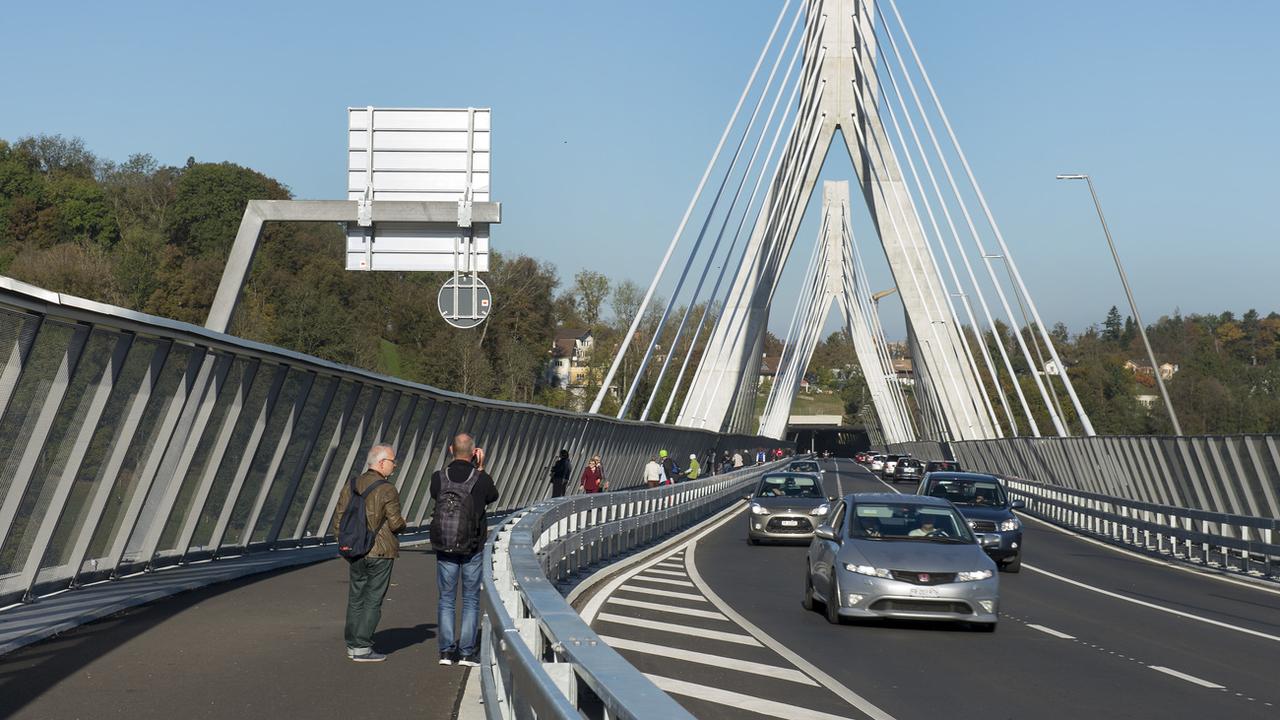Des automobilistes sur le pont de la Poya à Fribourg. [Keystone - Jean-Christophe Bott]