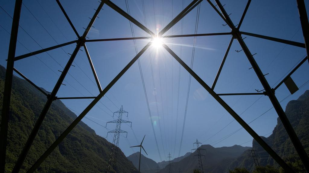 La part de la production d'électricité indigène baisse et la Suisse dépend davantage des importations. [Keystone - Jean-Christophe Bott]
