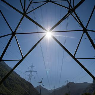 La part de la production d'électricité indigène baisse et la Suisse dépend davantage des importations. [Keystone - Jean-Christophe Bott]