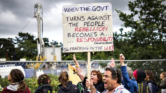 Une manifestation près d'une installation de fracking pour extraire du gaz de schiste en Grande-Bretagne. [Keystone - EPA/Bogdan Maran]