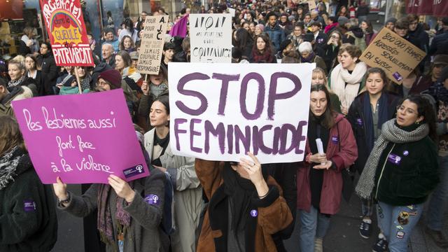 Une pancarte "Stop féminicide" lors d'une manifestation à Lausanne. [Keystone - Laurent Gillieron]