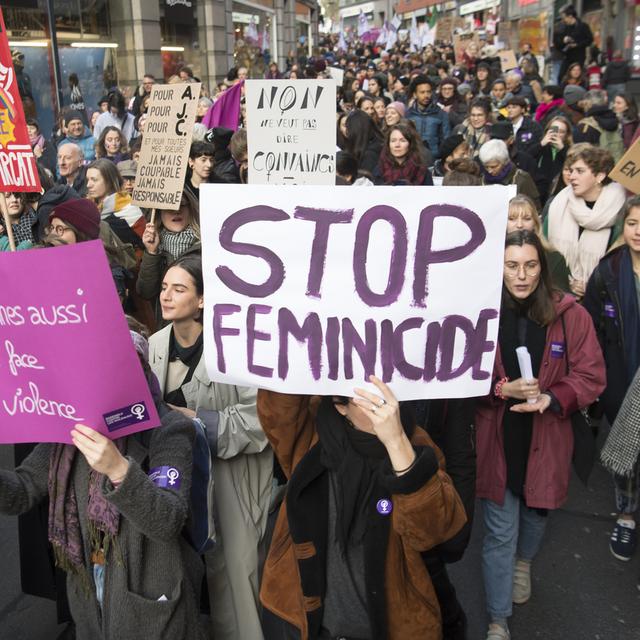 Une pancarte "Stop féminicide" lors d'une manifestation à Lausanne. [Keystone - Laurent Gillieron]