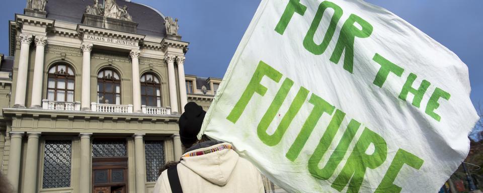 Des membres de la Grève du climat Vaud manifestent devant le Palais de Justice de Montbenon, à Lausanne, en décembre 2019. [Keystone - Laurent Gilliéron]