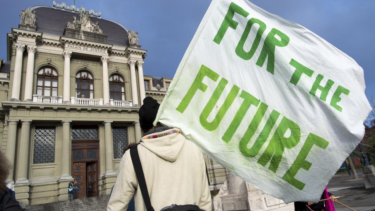 Des membres de la Grève du climat Vaud manifestent devant le Palais de Justice de Montbenon, à Lausanne, en décembre 2019. [Keystone - Laurent Gilliéron]