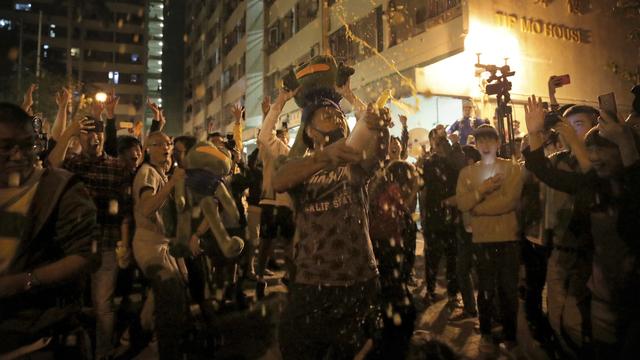 Victoire des pro-démocratie à Hong Kong. [Keystone/AP - Kin Cheung]