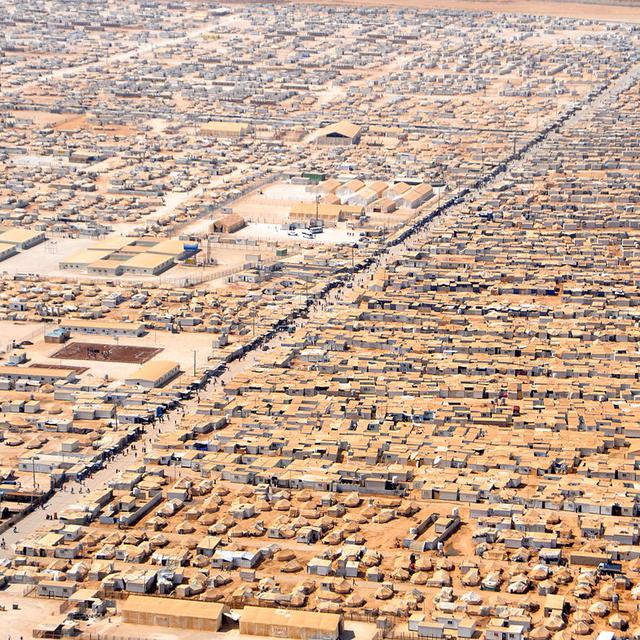 Vue d'ensemble (en juillet 2013) du camp de réfugiés de Zaatari, en Jordanie, habité par des réfugiés syriens fuyant la guerre civile dans leur pays. Ouvert en août 2012, il accueillait, en juillet 2013, jusqu'à 200'000 réfugiés, ce qui en faisait la cinquième plus importante ville de Jordanie par sa population. En mai 2019, le camp abrite encore 80'000 personnes. [flickr - U.S. Department of State]