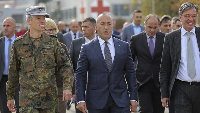 Le premier ministre du Kosovo Ramush Haradinaj (centre) lors d'une visite d'une base de la KFOR en 2018. [AP Photo/Visar Kryeziu]