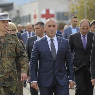 Le premier ministre du Kosovo Ramush Haradinaj (centre) lors d'une visite d'une base de la KFOR en 2018. [AP Photo/Visar Kryeziu]