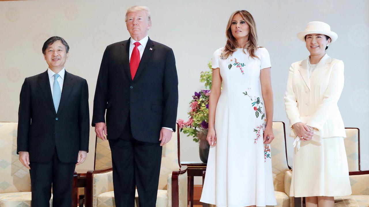 Donald et Melania Trump ont été reçus par le nouvel empereur du Japon et sa femme. [Keystone - EPA/Japan Pool]
