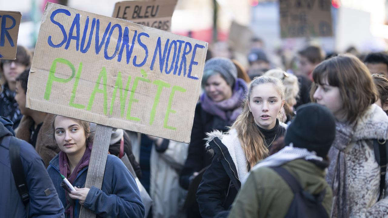 De nombreux jeunes vont à nouveau se mobiliser le 14 mars pour le climat, comme ici le 18 janvier à Lausanne. [Keystone - Valentin Flauraud]