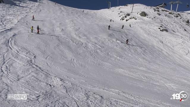 Le nombre d'accidents de ski et de snowboard est en constante progression en Suisse, selon des chiffres de la Suva. [RTS]