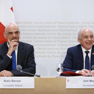 Les conseillers fédéraux Alain Berset et Ueli Maurer défendent leur projet de réforme fiscale lors d'une conférence, le 18 février 2019. [KEYSTONE - Peter Klaunzer]