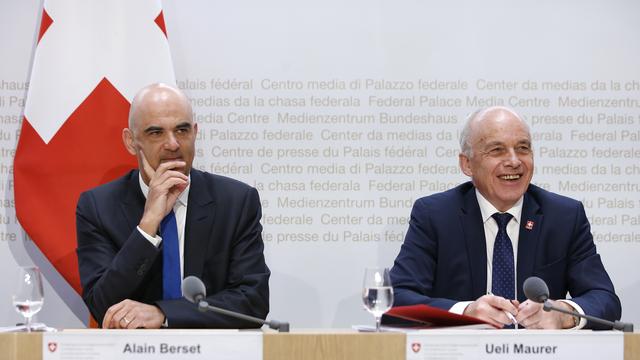 Les conseillers fédéraux Alain Berset et Ueli Maurer défendent leur projet de réforme fiscale lors d'une conférence, le 18 février 2019. [KEYSTONE - Peter Klaunzer]
