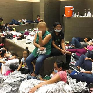 Une photo de l'Inspection générale du ministère américain de la Sécurité intérieure démontrant la surpopulation dans des centres de rétention de migrants clandestins au Texas. [Keystone - OFFICE OF INSPECTOR GENERAL]