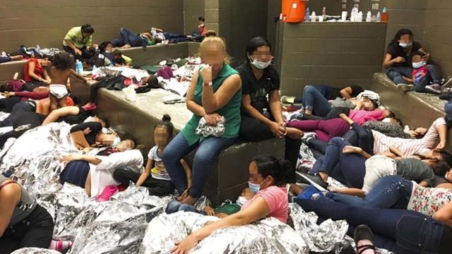 Une photo de l'Inspection générale du ministère américain de la Sécurité intérieure démontrant la surpopulation dans des centres de rétention de migrants clandestins au Texas. [Keystone - OFFICE OF INSPECTOR GENERAL]