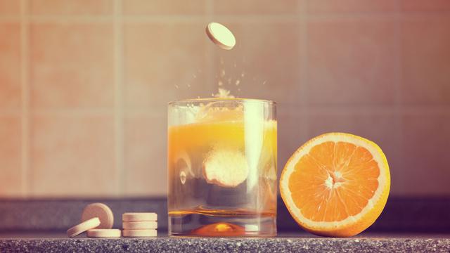 Une pastille de vitamine C plongée dans un verre. [Depositphotos - Elisanth]